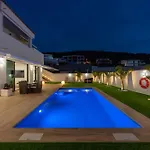 Villa Saras Village *